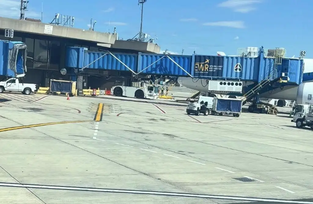 Imagen Aeropuerto de Newark en EU limita y retrasa vuelos por escasez de controladores
