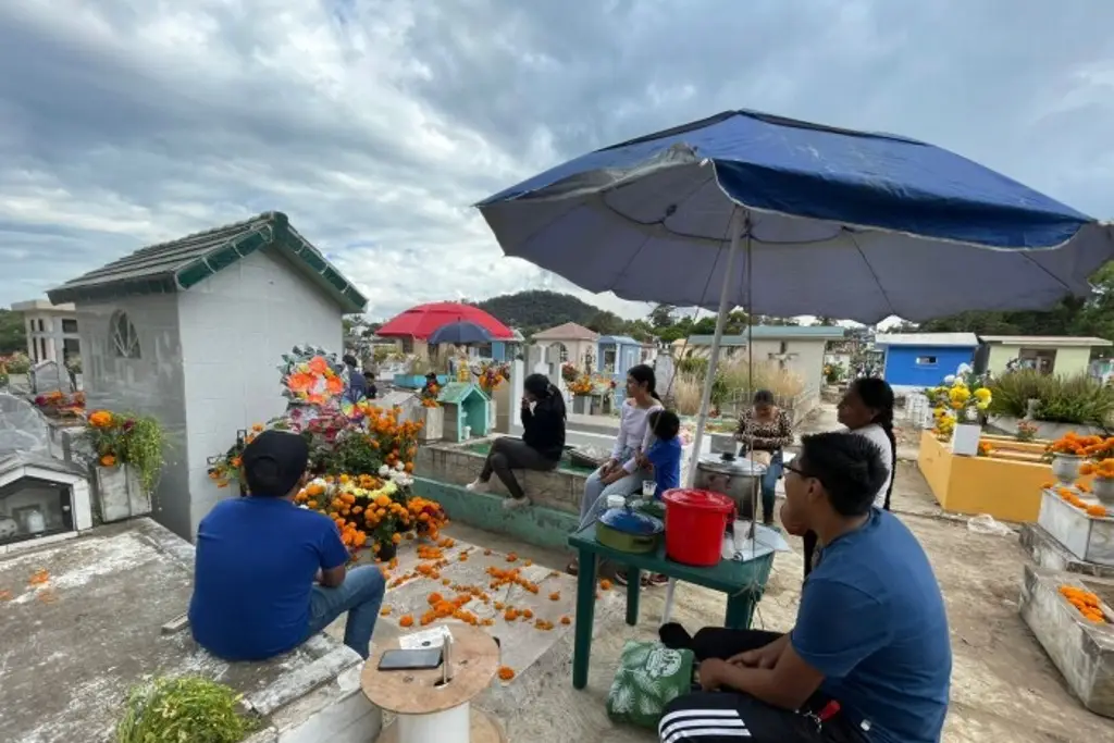 Imagen Menor de 11 años canta a su padre fallecido este 2 de noviembre en Xalapa, Veracruz 