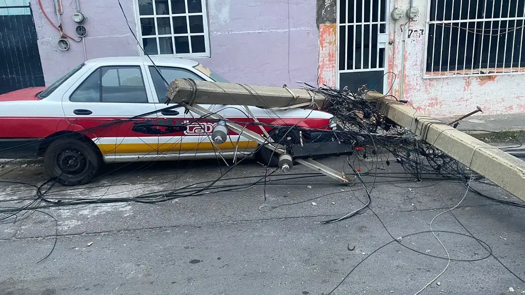 Imagen Cae poste sobre taxi en colonia 21 de abril (Video)