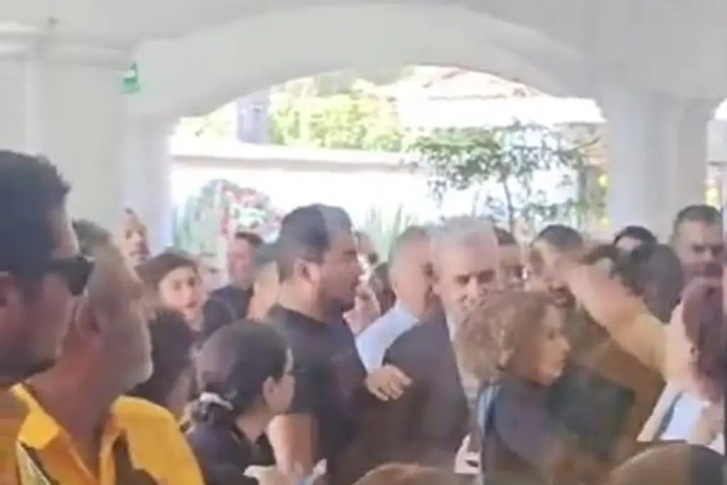 Imagen Polémica por mujer que golpea al gobernador de Michoacán en funeral de Carlos Manzo (+Video)