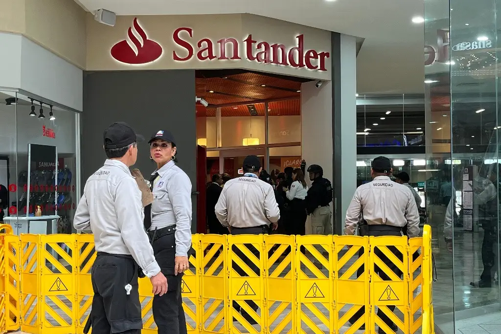 Fuerte operativo por hombre encerrado dentro de banco en Plaza Américas 