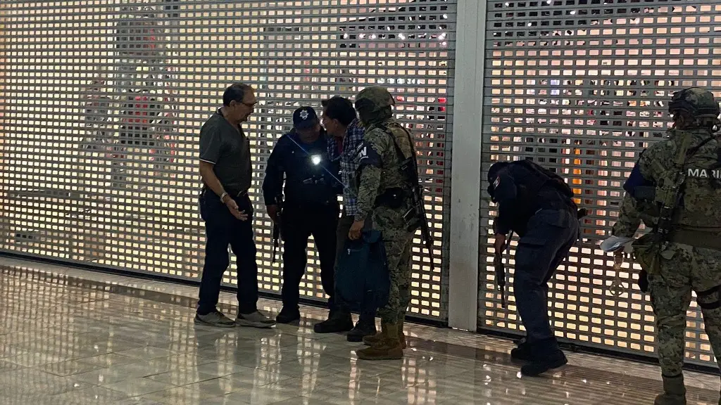 Imagen Sacan y detienen a hombre que se encerró en banco en Plaza Américas 