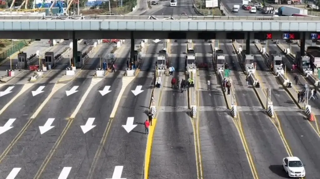 Imagen Transportistas toman caseta de Tepotzotlán, en autopista México-Querétaro (+Video)