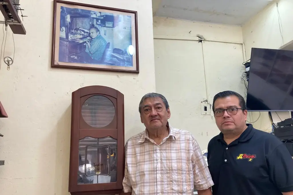 Imagen Contra avance de tecnología, esta relojería se mantiene en el Centro de Veracruz tras 85 años