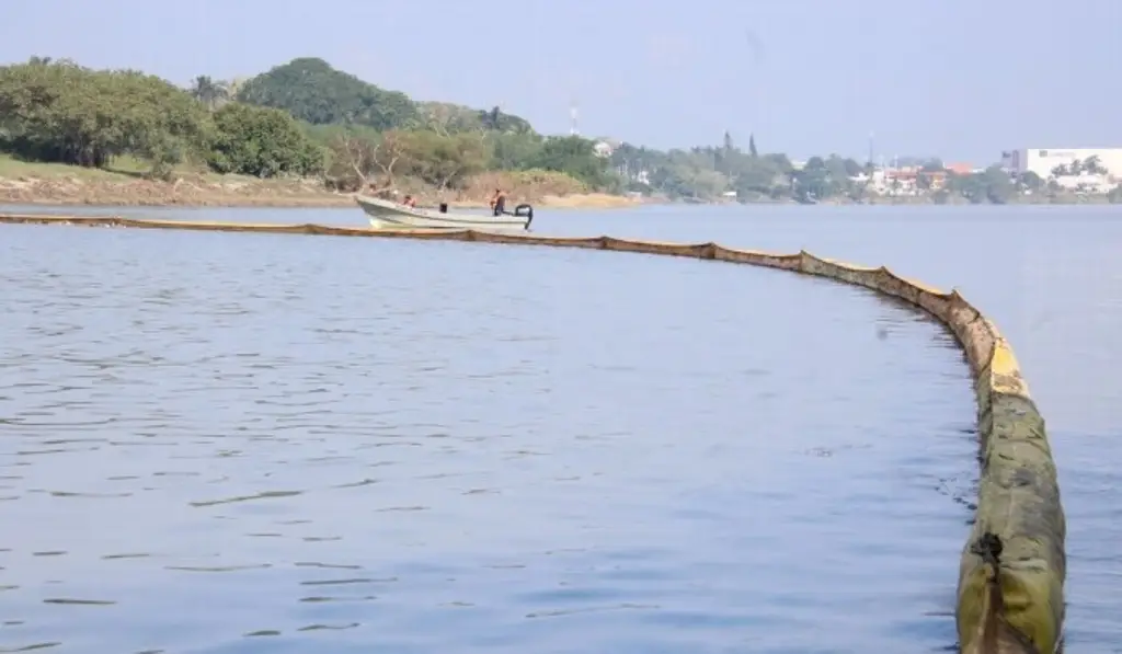 Imagen Derrame en río Pantepec afectó 35 km y 24 viviendas: Pemex