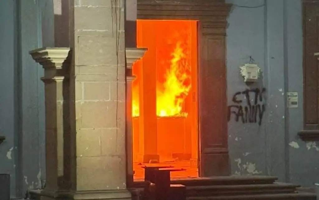 Imagen Incendian palacio municipal de Apatzingán en medio de protestas por asesinato de Carlos Manzo