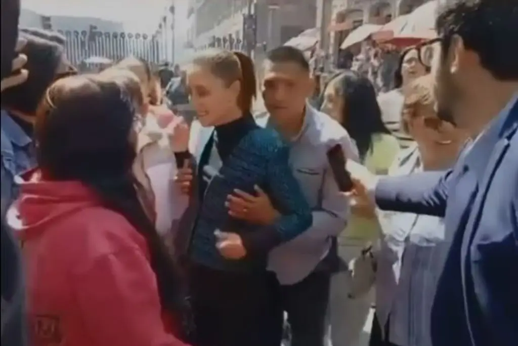 Imagen Hombre acosa a Claudia Sheinbaum durante recorrido afuera de Palacio Nacional