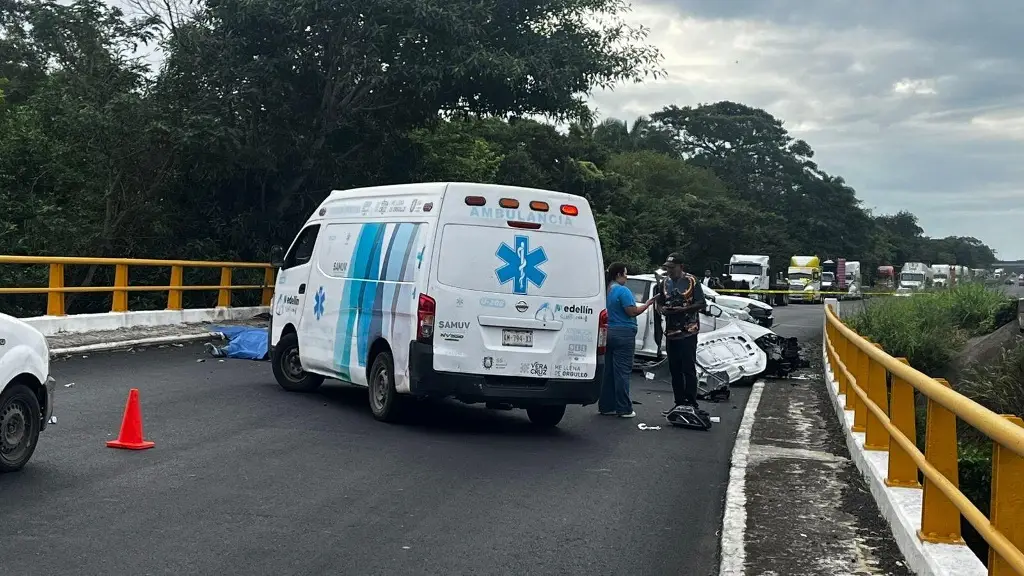 Imagen Identifican a padre e hijo fallecidos en trágico accidente en la Paso del Toro–Santa Fe