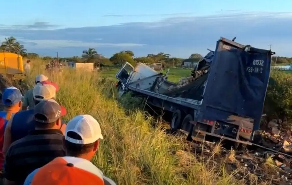Imagen Vuelca trailero con su familia en Alvarado; confirman un menor sin vida