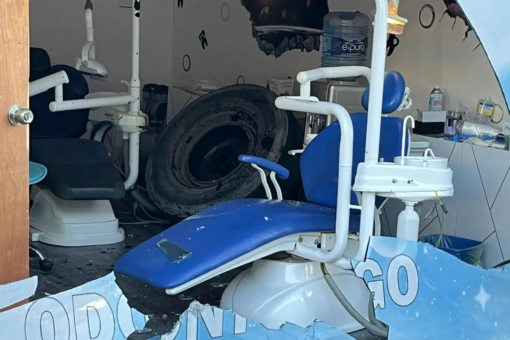 Imagen Se desprende llanta de camión e impacta consultorio dental en Veracruz