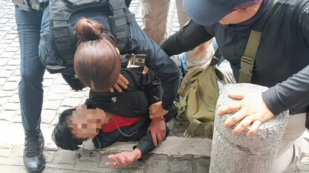 Policías persiguen y detienen a joven en el centro de Xalapa, Veracruz; esto ocurrió