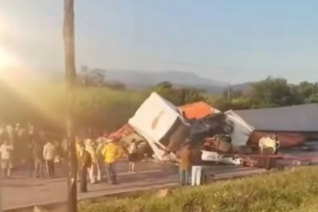 Imagen Un muerto y rapiña, deja choque frontal de tráileres en carretera al puerto de Veracruz