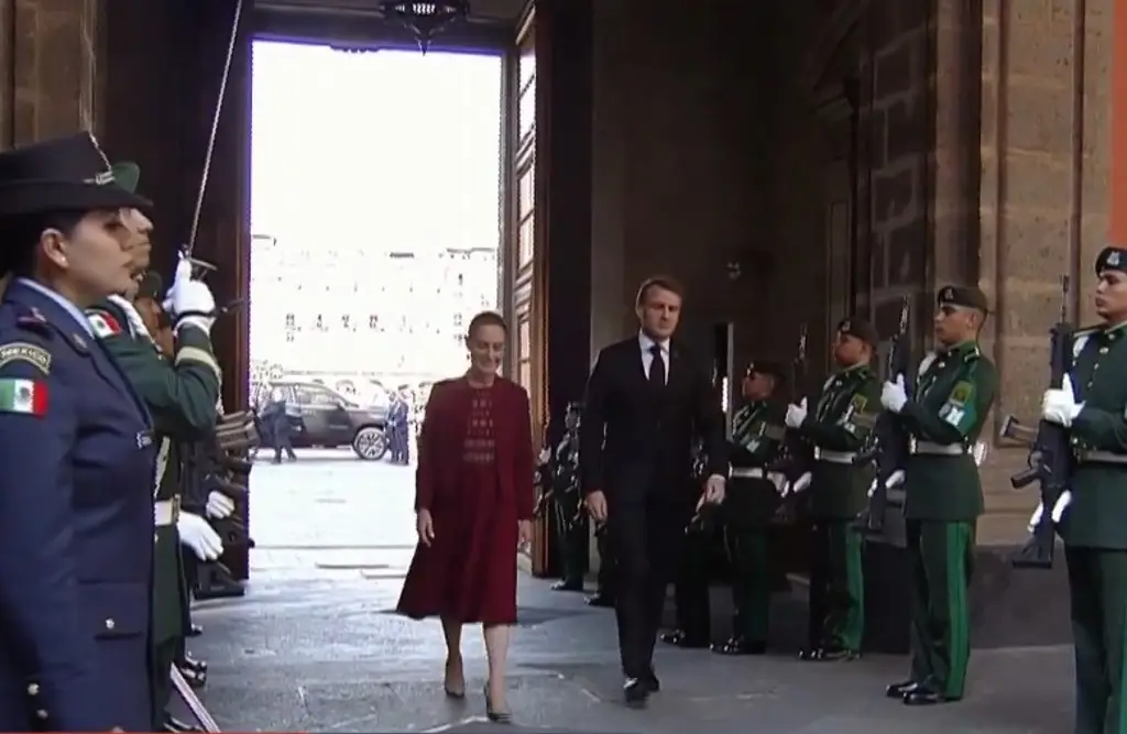 Imagen Sheinbaum da bienvenida oficial a Macron en Palacio Nacional 