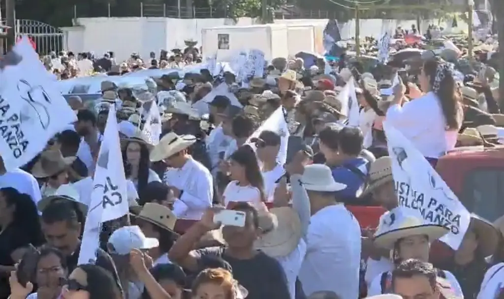Imagen Realizan megamarcha por la paz y la seguridad en Uruapan (+Video)