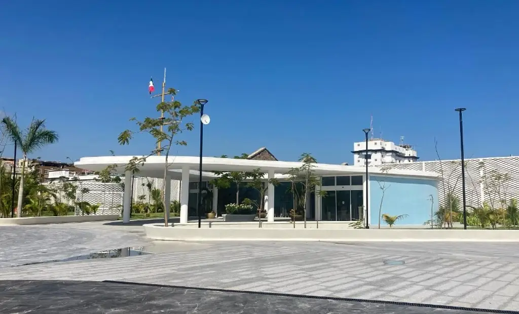 Bajan ventas en mercado de artesanías del malecón de Veracruz