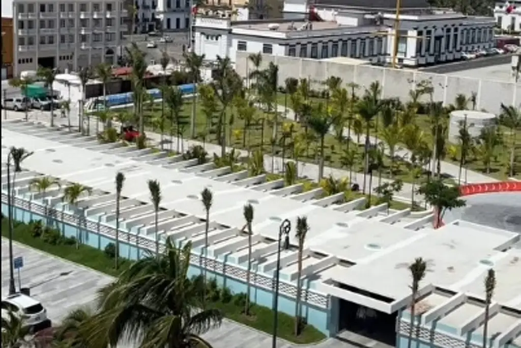 Nueva plaza protege a turistas del sol, viento y lluvia; piden regular ambulantaje