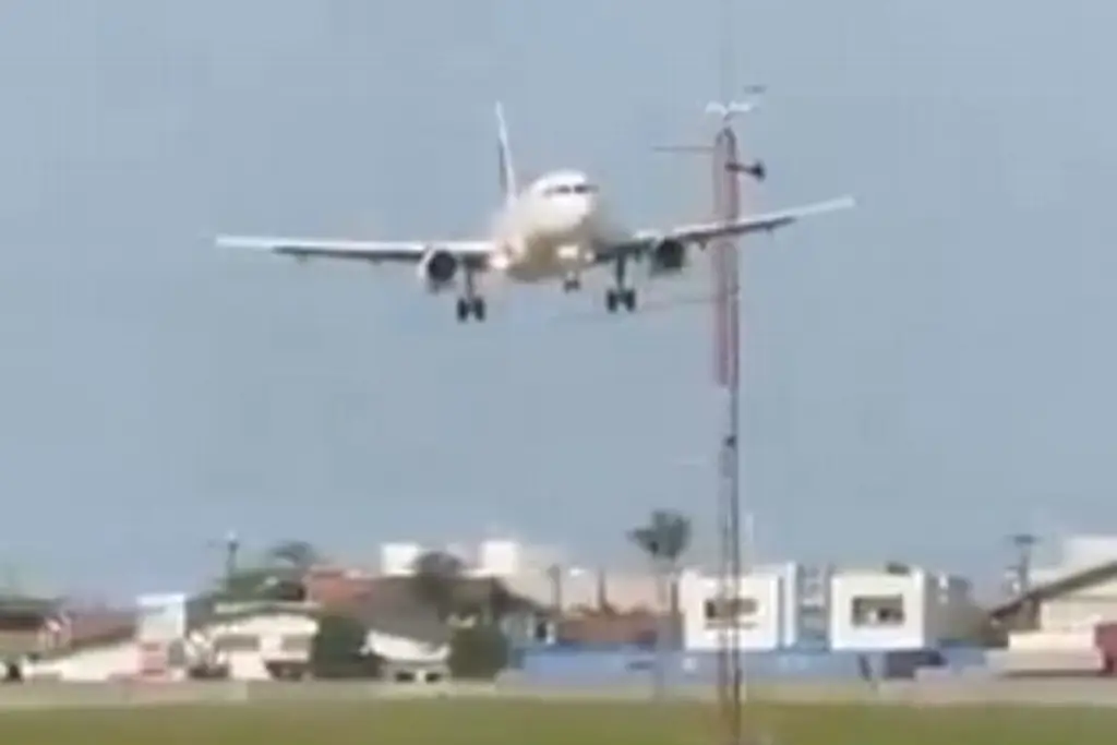 Imagen Hace el 'aterrizaje de cangrejo' ante fuertes ráfagas de viento (+Video)