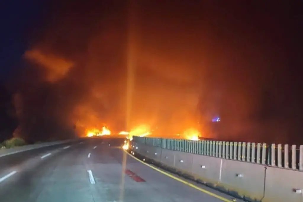 Imagen Se incendia pipa de combustible en la México-Puebla; hay cierre en ambos sentidos