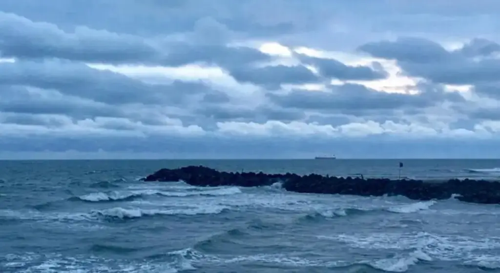 Imagen Prevén oleaje de hasta 5 metros y 'descenso notable de temperatura' por norte en Veracruz