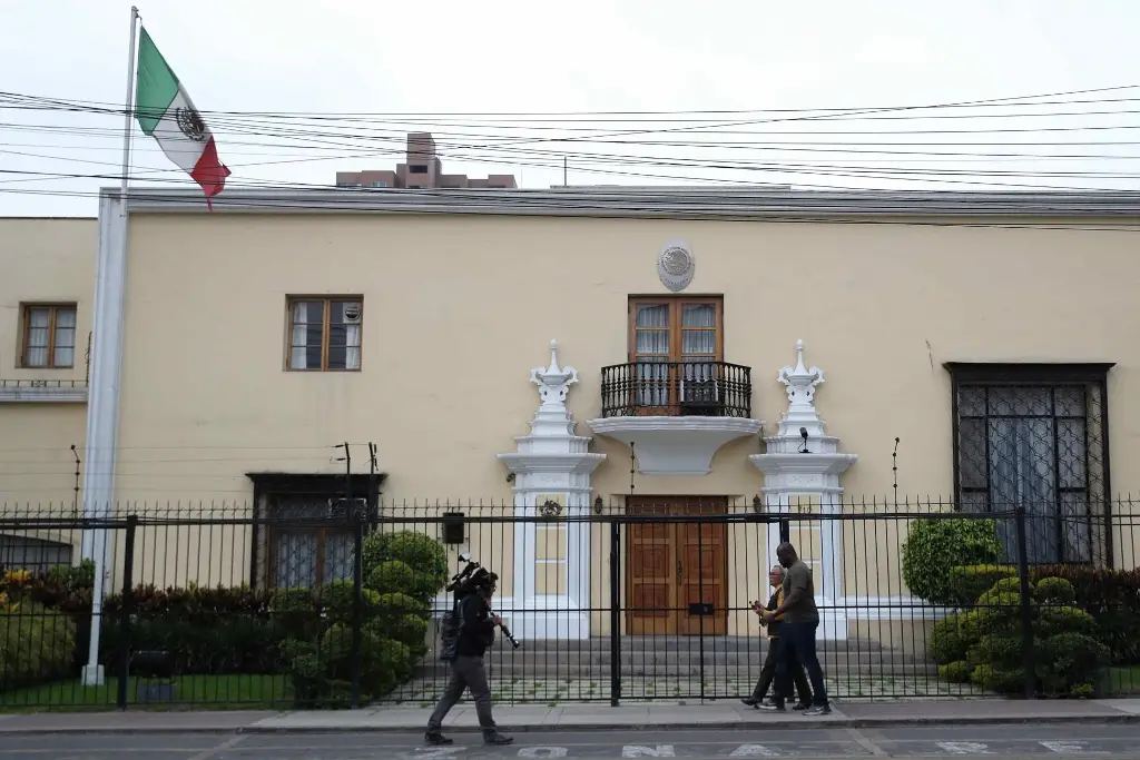 Sale de Perú encargada de la Embajada de México en Lima, tras rompimiento de relaciones