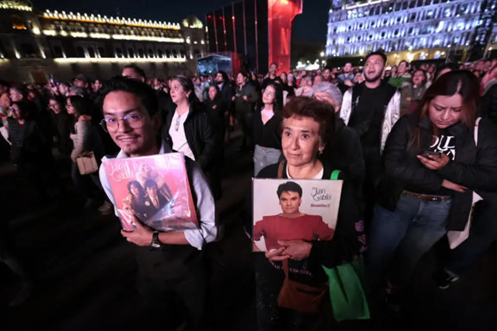 Imagen Miles de personas llenan el Zócalo de CDMX para recordar a Juan Gabriel 