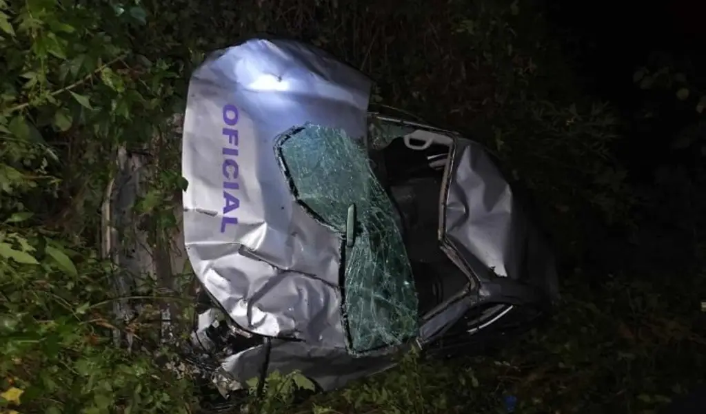 Imagen Cae a un barranco camioneta del ayuntamiento de Mixtla, Veracruz