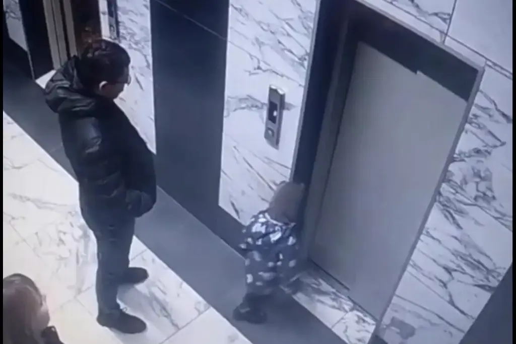 Imagen Menor se apoya en puerta del elevador que se abre y cae al hueco de este (+Video)