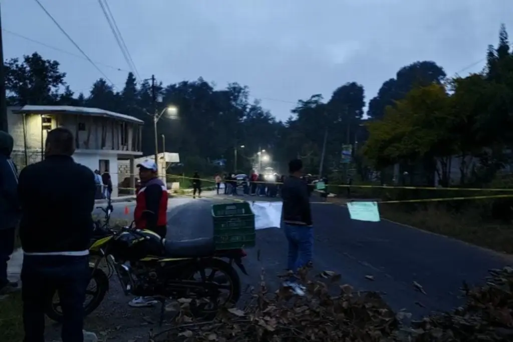 Imagen Padres de familia bloquean la carretera Totutla–Huatusco, exigen maestro para primaria