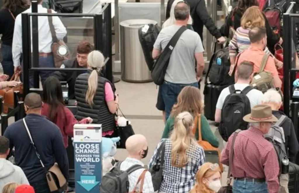 Imagen Trump amenaza con reducir el sueldo a controladores aéreos ausentes por cierre federal