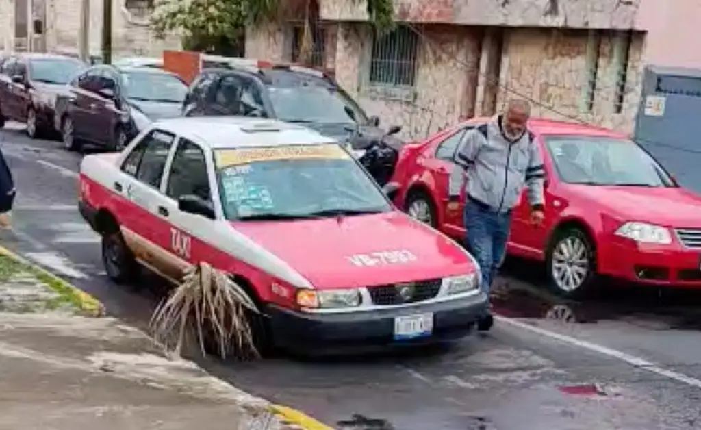Imagen Taxista cayó en un socavón en el Centro Histórico de Veracruz