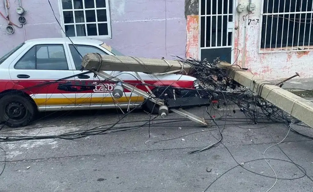 ¿Qué hacer si chocas con un poste de luz? Esto puede salvar tu vida 