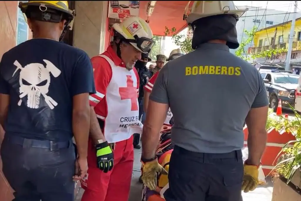 Así rescataron a hombre que cayó en azotea de edificio del Centro de Veracruz