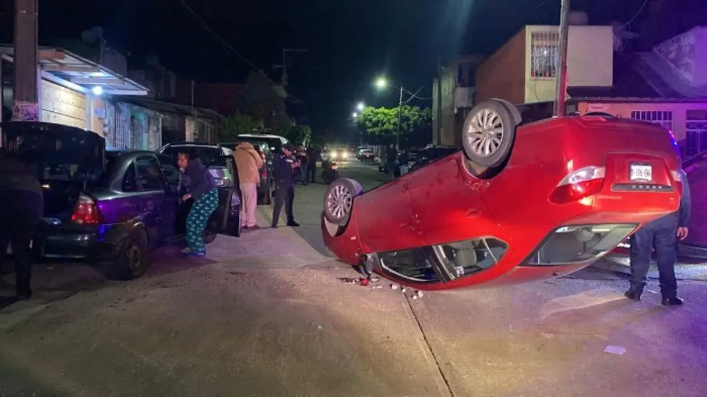 Imagen Carro queda llantas arriba en aparatosa volcadura en Ixtaczoquitlán, Veracruz 