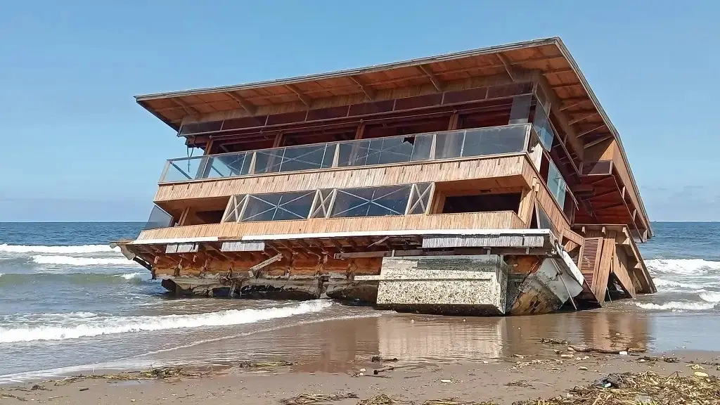 Imagen Regresa a Tuxpan el restaurante flotante que se llevó la inundación al norte de Veracruz 