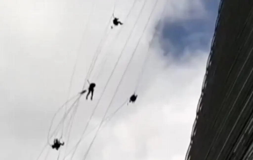 Imagen Sorprendidos por el viento cuando limpiaban ventanas de rascacielos (+Video)