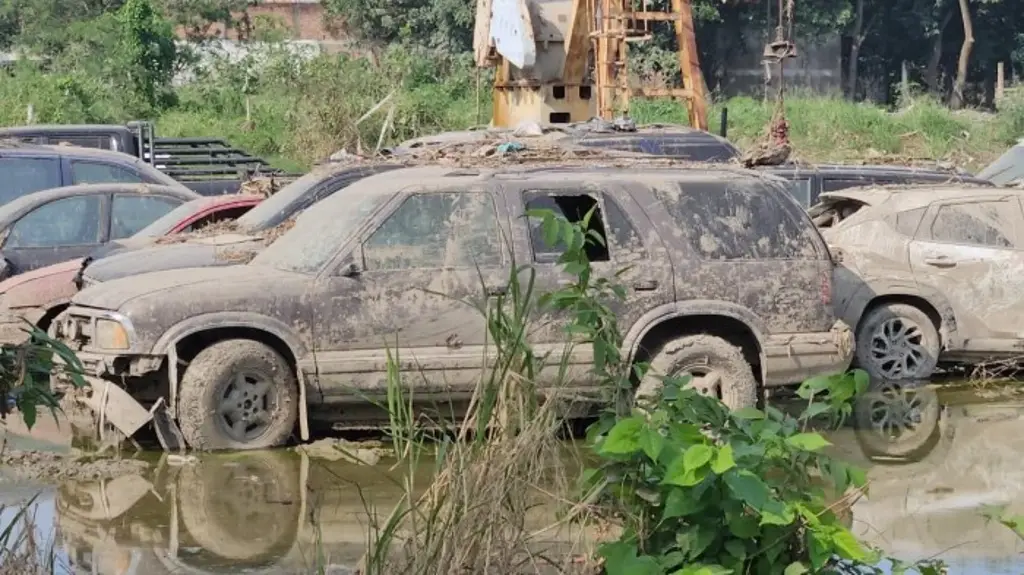 Abandonan varios vehículos dañados por la inundación en Poza Rica, Veracruz 