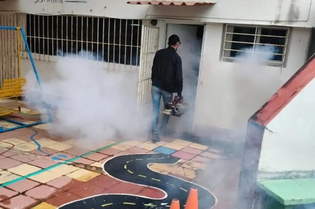 Imagen Fumigan escuelas para prevenir casos de dengue al sur de Veracruz 