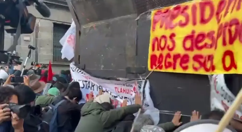 Imagen Los de la CNTE empujan vallas en Palacio Nacional y les responden con polvo de extintores