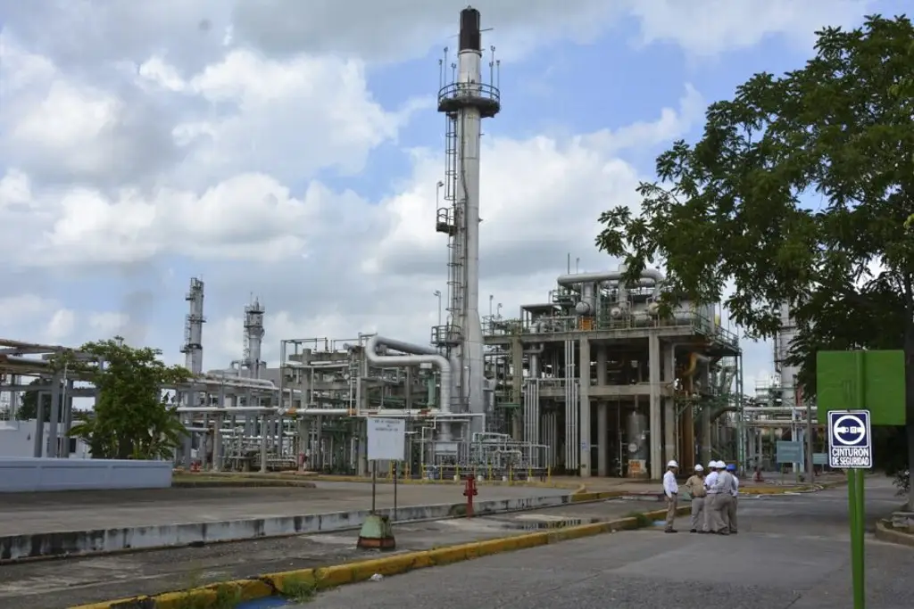 Imagen Vuelve a sonar el silbato de Complejo Procesador de Gas Poza Rica, a 35 días de la inundación