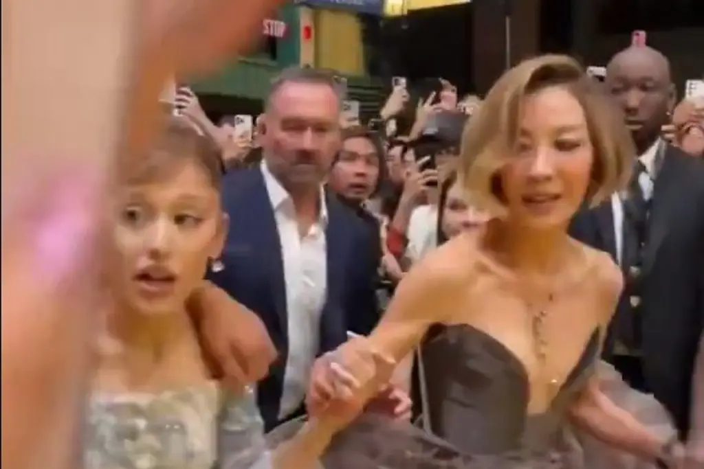 Imagen Ariana Grande se lleva gran susto en premier de 'Wicked: For Good' y Cynthia Erivo la protege (+Video)