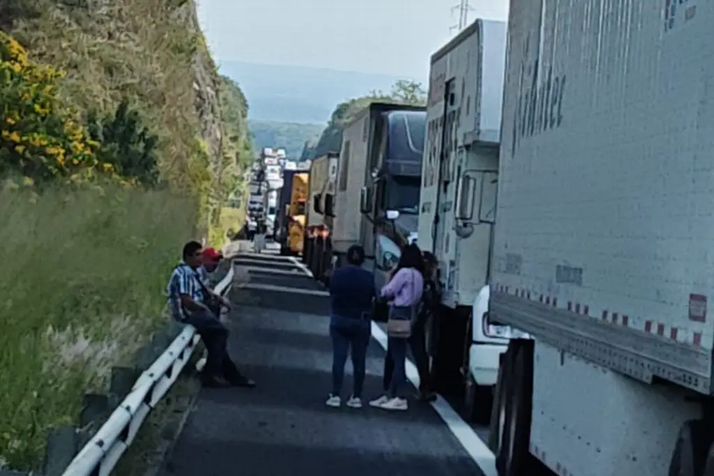Imagen Más de 3 horas sin avanzar en autopista Veracruz - Xalapa por doble accidente