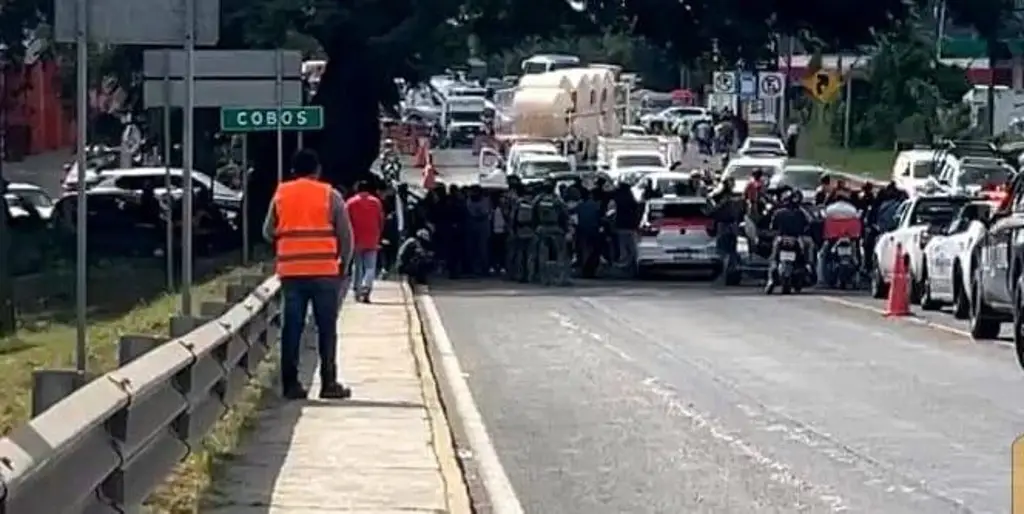 Imagen Damnificados por inundaciones de octubre bloquean el puente de Tuxpan