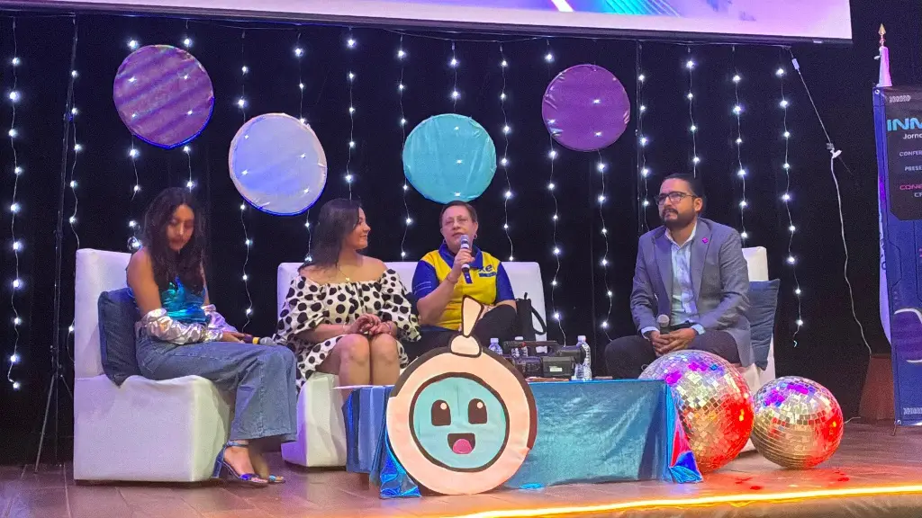 Comparte Betty Zavaleta su experiencia profesional en las Jornadas de Comunicación de la UCC