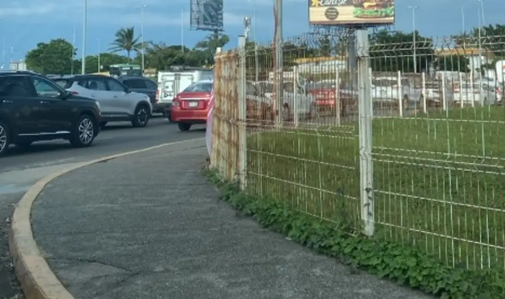 Imagen Conductores de aplicación bloquean puente de Boca del Río; hay caos vial 