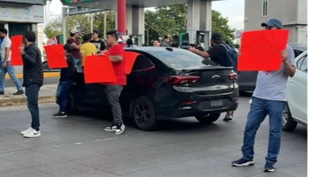 Imagen Choferes de aplicación bloquean en ambos sentidos puente de Boca del Río 