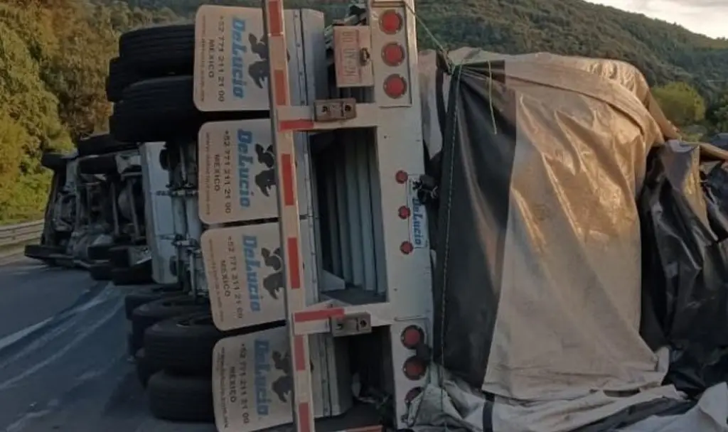 Imagen Vuelca tráiler cargado con bobinas de papel en autopista de Veracruz