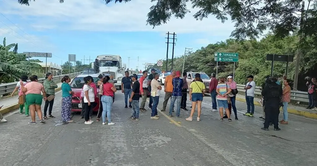 Imagen Esto se sabe sobre el bloqueo de damnificados en el puente de Tuxpan 