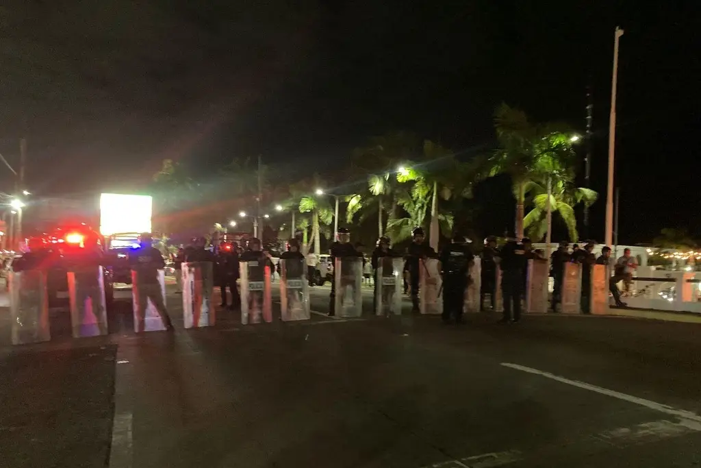 Imagen Acuden policías antimotines a puente de Boca del Río; cierre se mantiene en ambos sentidos 
