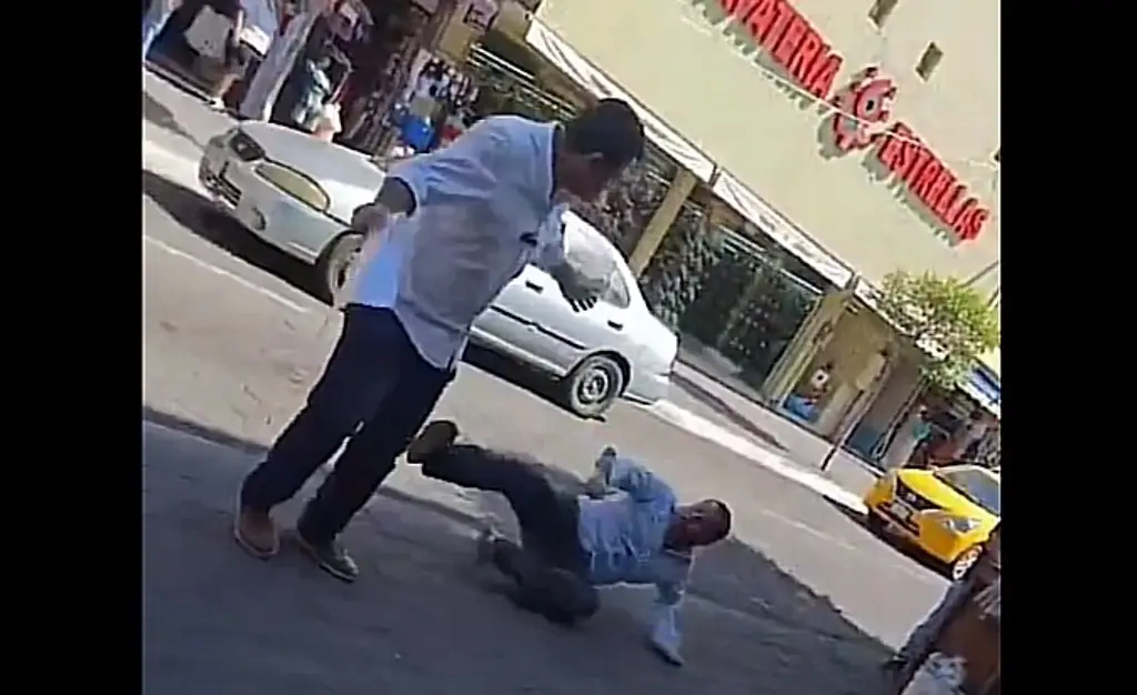 Imagen Funcionario municipal intenta golpear a exalcalde de Colima; captan 'pelea' en video