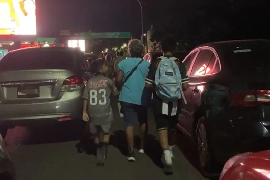 Imagen Mujer con dos pequeños camina más de 7 kilómetros tras bloqueo en Boca del Río 